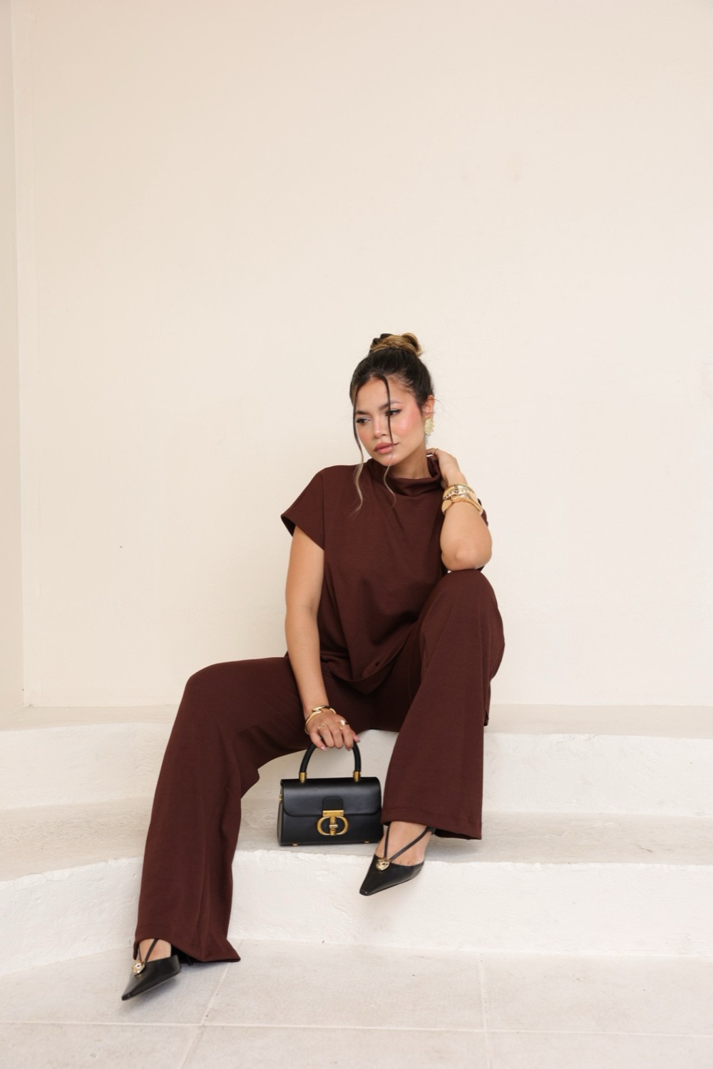 Raffa Gregorio sentada, conjunto canelado marrom